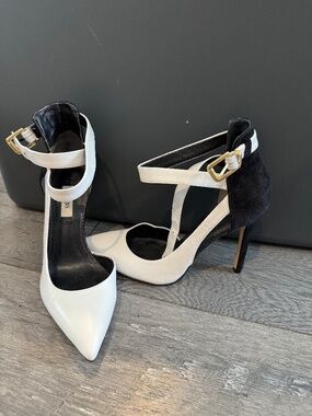 Guess-Vintage Leader Pumps